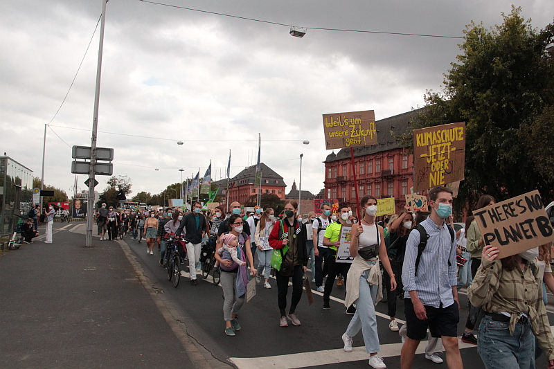 5000 beim #Klimastreik heute in #Mainz #AlleFürsKlima