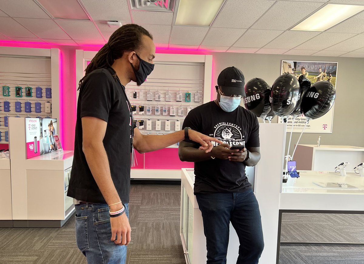 MagentasMrClean's tweet photo. “See man, you won’t have that issue with the 13 #ProMax” 😍 WTG @MagnusMagenta snagged a #W and just in time for our #Custy to get it before he goes on vacay! #LaunchDay2021 #Vibes

@TCCMobile @MORichardJames @TCCAbshire @TCCMarvin @TccMexikko https://t.co/yTflJncWeV