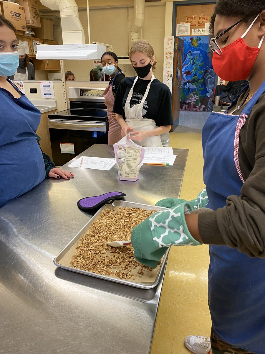 aberryfinn's tweet image. Culinary I made Down to Earth Granola.   Did you smell the cinnamon?? #cleaneating #LhsCulinary