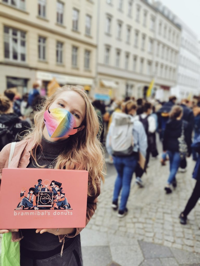 lehmalu's tweet photo. Nicer #Klimastreik 🤗🌻🏳️‍🌈 Lasst mal jetzt Berlin klimaneutral machen bis 2030, so schnell wie möglich raus aus Kohle und Massentierhaltung und das 1,5°C-Ziel schaffen. Okay? https://t.co/jI21fVtHrQ