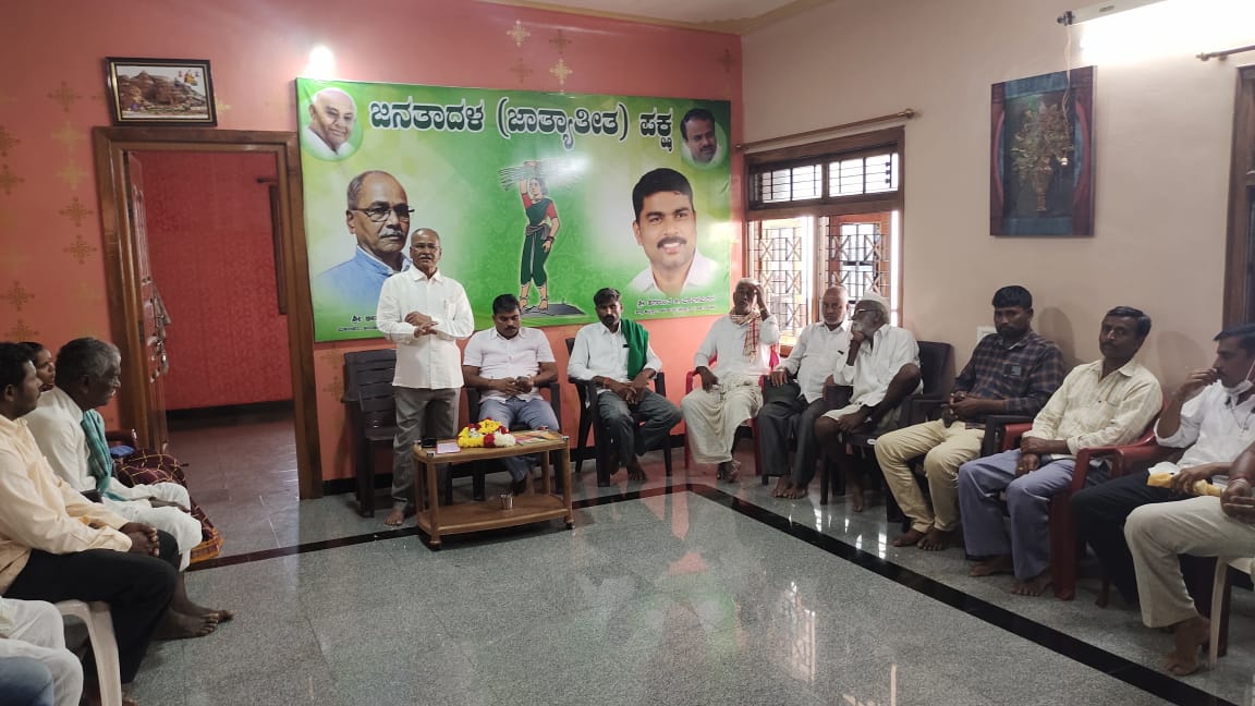 JdsBadami's tweet photo. ಇಂದು ಬೆಳವಲಕೊಪ್ಪ ಗ್ರಾಮದ ಹಿರಿಯರು ಹಾಗೂ ಯುವಕರು ಕಾಂಗ್ರೆಸ್ ಹಾಗೂ ಬಿಜೆಪಿ ಪಕ್ಷಗಳನ್ನು ತೇಜಿಸಿ ಜೆಡಿಎಸ್ ಪಕ್ಷಕ್ಕೆ ಸೇರ್ಪಡೆಯಾದರು... https://t.co/7Q06KFs5Yn