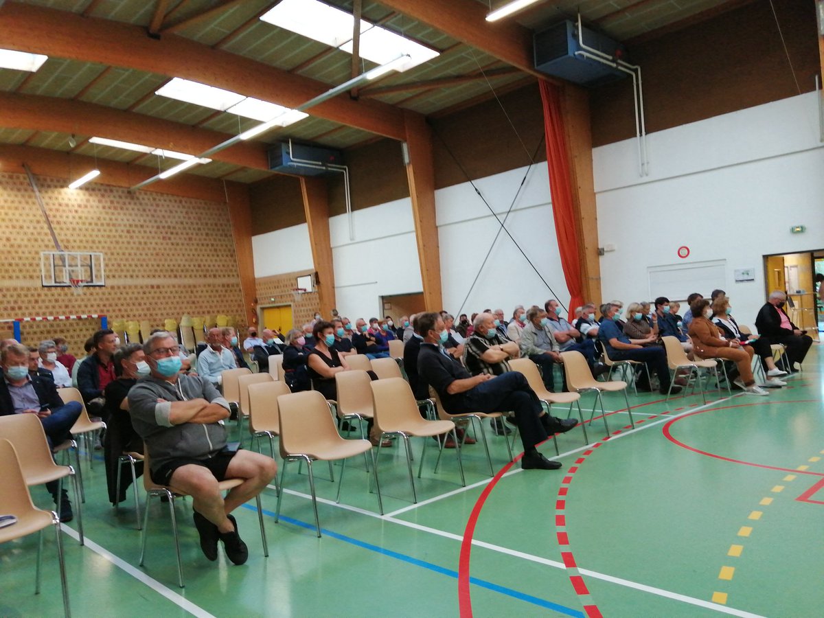 DjamelBoufime's tweet photo. J'ai le plaisir de représenter @OrangeHDF, aux côtés des élus et administrés, en réunion publique pour la création d'une voie douce entre les communes de #Bierne et #Bergues. L'enfouissement des réseaux, une de nos priorités sur les territoires. https://t.co/dwby7NhkT1