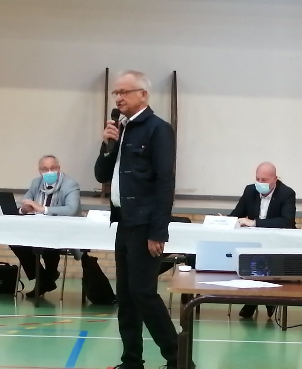 DjamelBoufime's tweet photo. J'ai le plaisir de représenter @OrangeHDF, aux côtés des élus et administrés, en réunion publique pour la création d'une voie douce entre les communes de #Bierne et #Bergues. L'enfouissement des réseaux, une de nos priorités sur les territoires. https://t.co/dwby7NhkT1