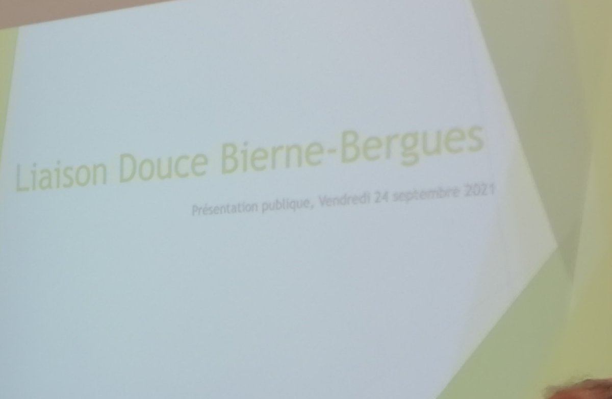 J'ai le plaisir de représenter <a href="/OrangeHDF/">Orange Hauts-de-France</a>, aux côtés des élus et administrés, en réunion publique pour la création d'une voie douce entre les communes de #Bierne et #Bergues. L'enfouissement des réseaux, une de nos priorités sur les territoires.