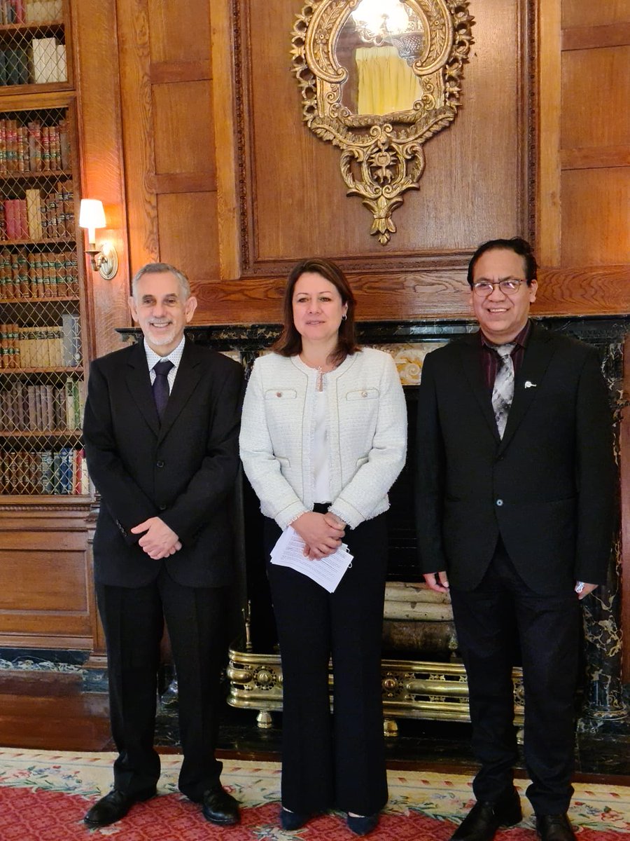 En reunión con <a href="/pedrofrancke/">Pedro Francke</a>, ministro de Finanzas de Perú (<a href="/MEF_Peru/">Ministerio de Economía y Finanzas</a>) y <a href="/RoberthoSanchez/">Roberto Sánchez P.</a>, ministro de Comercio <a href="/MINCETUR/">MINCETUR 🇵🇪</a>, en el marco de la <a href="/A_delPacifico/">Alianza del Pacífico</a>. Seguimos estrechando lazos y explorando nuevas oportunidades que permitan fortalecer nuestras relaciones comerciales. 🇵🇪🇨🇴