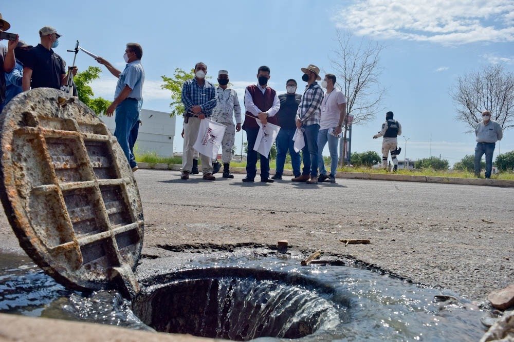 NavojoaGob's tweet photo. Consciente de las necesidades de la ciudad, el presidente Mario “Mayito” Martínez, dio arranque a los trabajos del programa de rehabilitación de drenajes, por parte del Organismo Operador Municipal de Agua Potable, Alcantarillado y Saneamiento (OOMAPAS) Navojoa. 

#OOMAPASN https://t.co/P9n6ofKMh6
