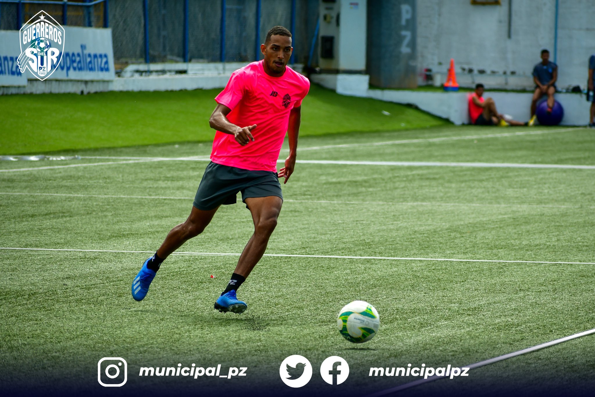 Municipal Pérez Zeledón on Twitter: &quot;El panameño Manuel Morán incorporado a  los entrenamientos. 💪🏼🇵🇦 ¡Bienvenido a la familia de los Guerreros del  Sur! 🔵⚪️ https://t.co/fzAug5Tfyx&quot; / Twitter