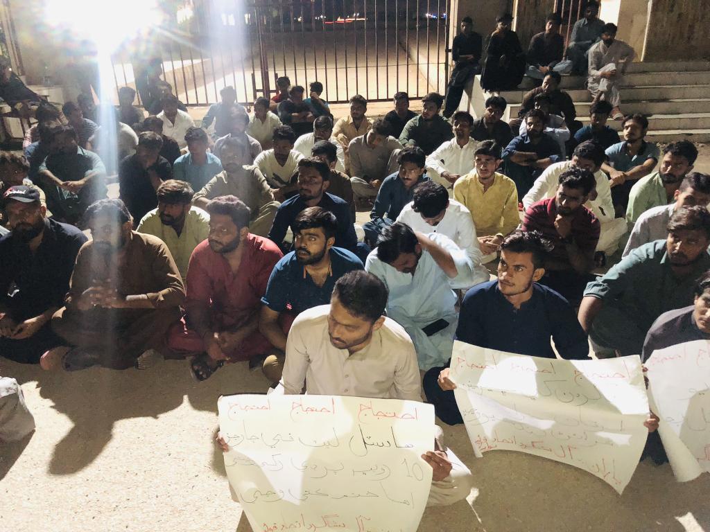 NoumanA83328425's tweet photo. اسان پنهنجو حق گھرون ٿا✌️
#SaveQuestHostelStudents https://t.co/ZihN9IWJfU