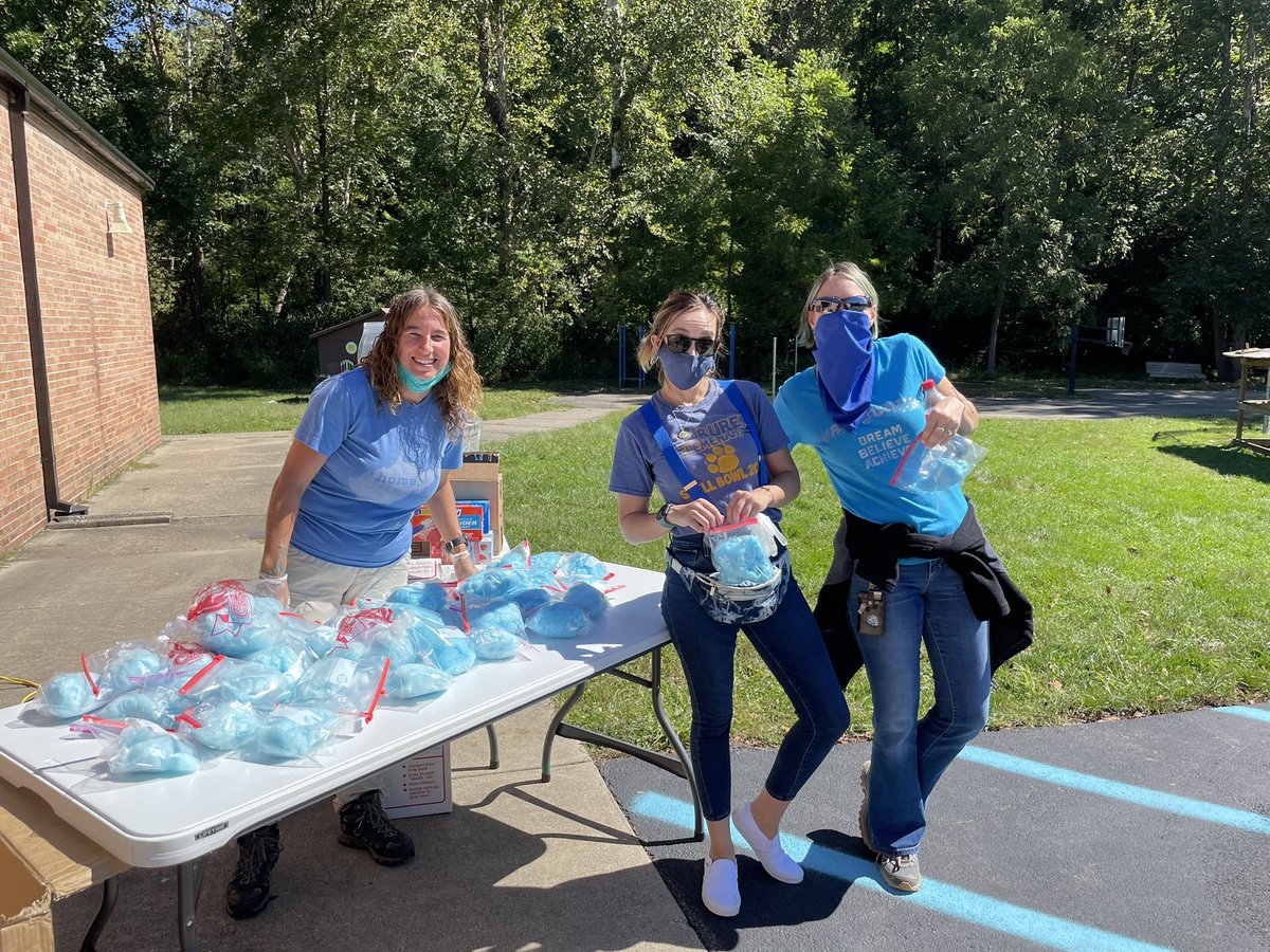 BCS_Sup's tweet photo. Van Buren is is celebrating in true blue fashion this afternoon! #NatlBlueRibbonSchool #WeAreBrownCounty https://t.co/FGeJUqXiJn