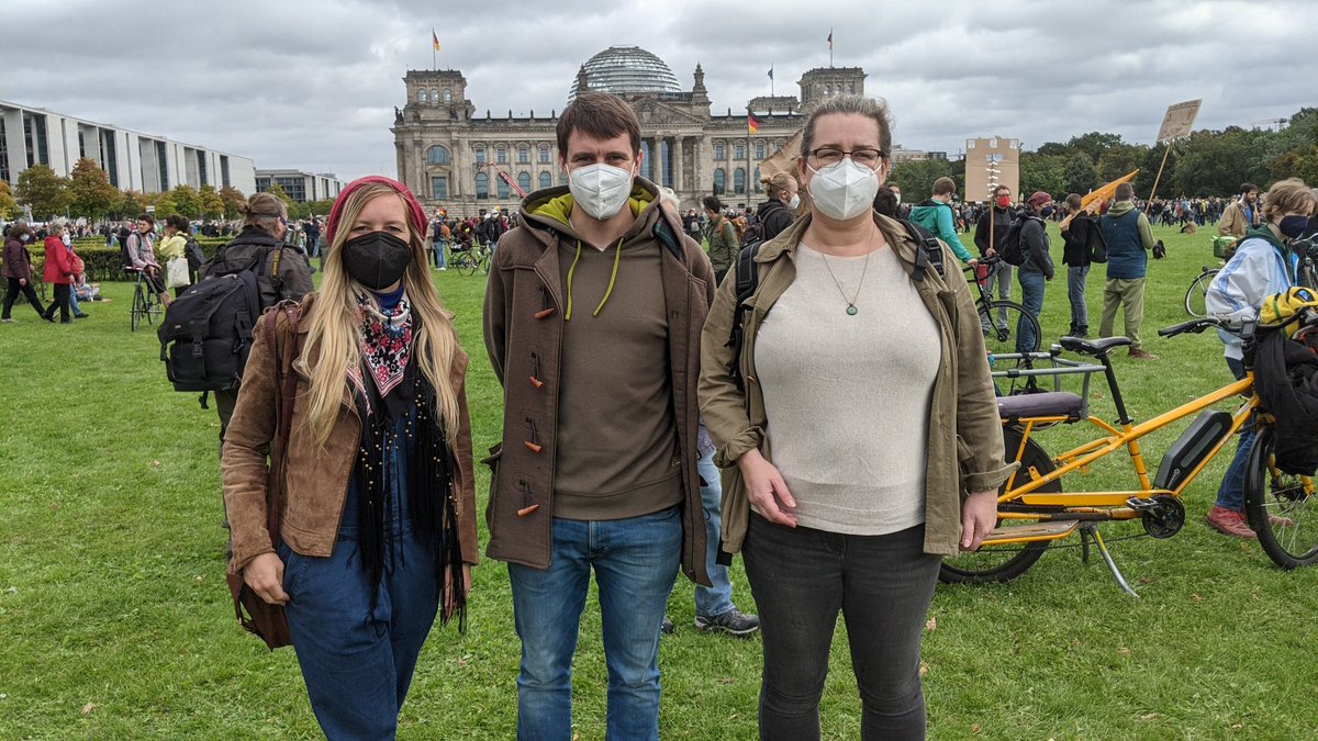 #Klimastreik mit dem <a href="/UfUberlin/">UfU e.V. - @mastodon.green/@ufu</a>! Natürlich waren wir dabei! 

Eine tolle Demo von <a href="/FridayForFuture/">Fridays for Future Germany</a> - eure Orga war super! So viele Menschen!  

Jetzt noch Sonntag wählen gehen! #Klimawahl