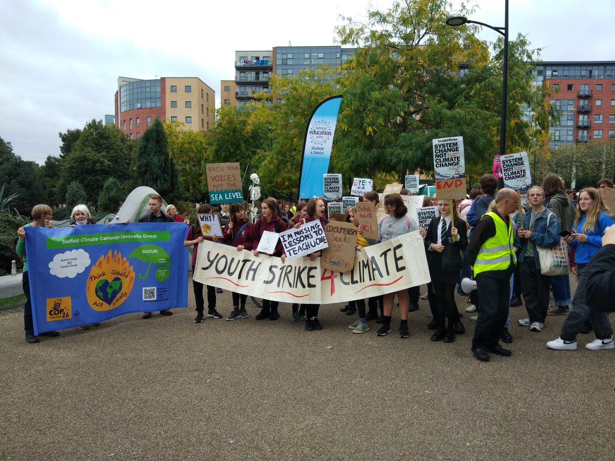 dawn_spier's tweet photo. It was a pleasure to be see 81 yrs young Michael Miller of #Sheffieldissuper at the #YouthStrike4Climate action today
with @shefgreenpeace @XRShef
@scesy_org @GreenNewDealUK1 #ClimateStrike  #Future4Fridays #grandad #redrobes https://t.co/RH1WF99Rwg