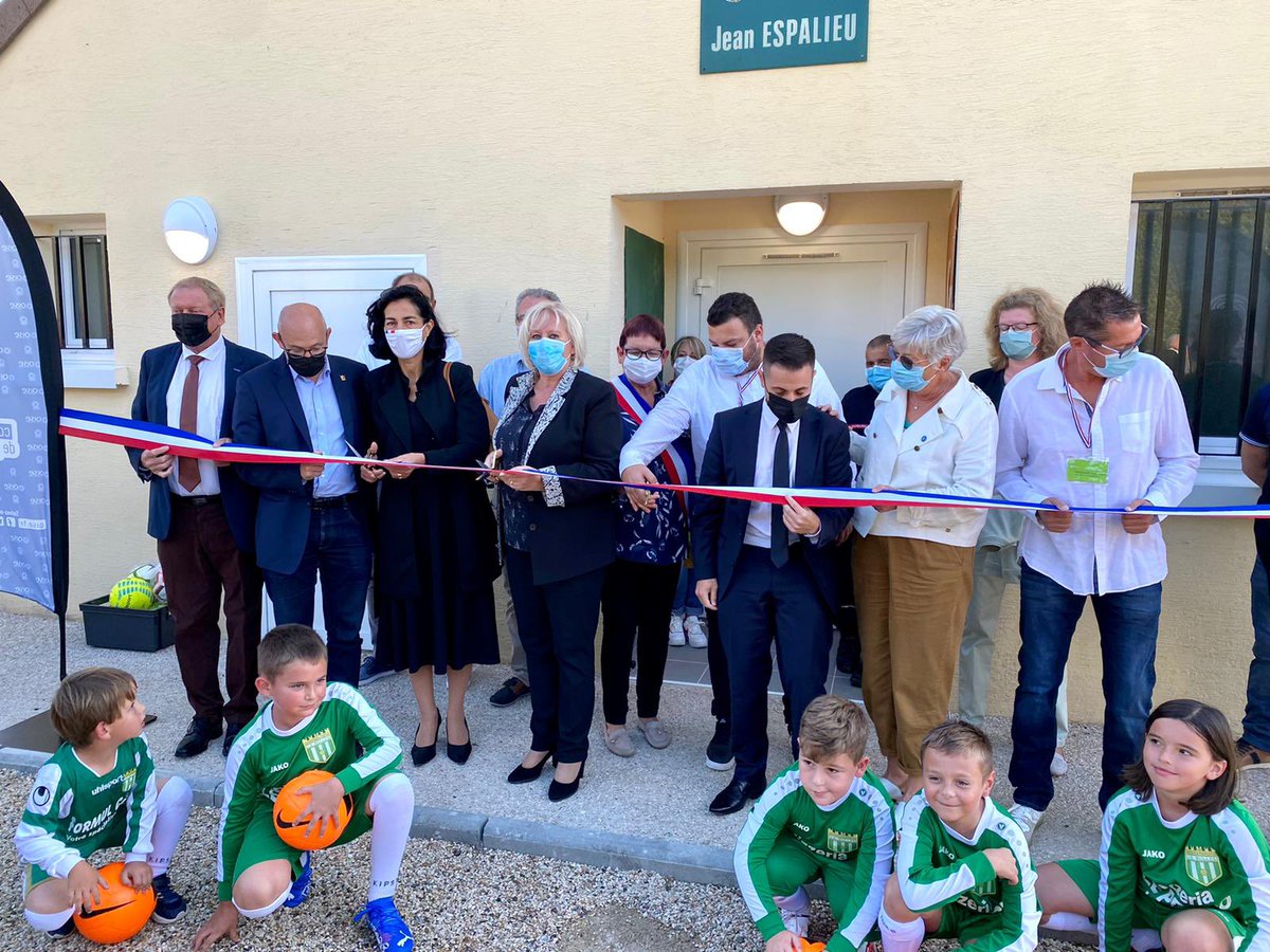 NadegeLefebvre_'s tweet photo. ⚽️ Le Conseil Départemental soutient ses équipes sportives.
Inauguration des vestiaires du stade de foot de Bulles. Cette équipe pourra, et je leur souhaite, augmenter son nombre de participants et évoluer dans de meilleures conditions. Je souhaite le meilleur à ce club oisien ! https://t.co/kvkTo4svyQ