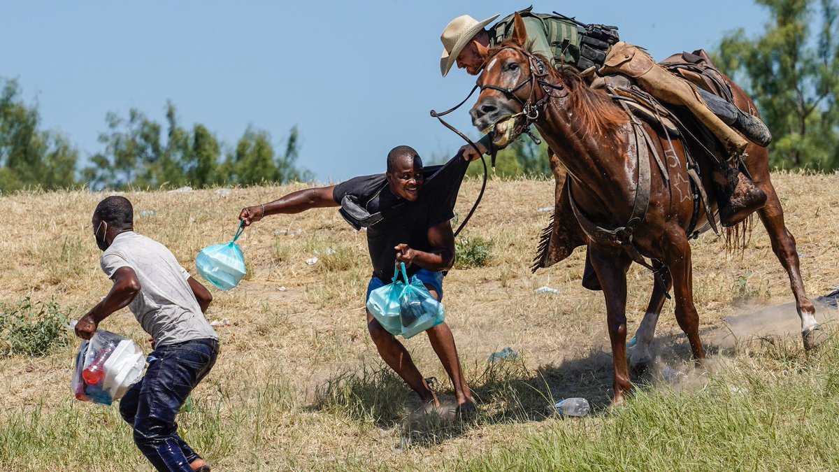 1/ The racist attacks on Haitian asylum seekers on the US-Mexico border are devastating and cruel. But it’s sadly only the latest chapter in a long history of violent detention and deportation by the United States.  Photo by @PaulRatje