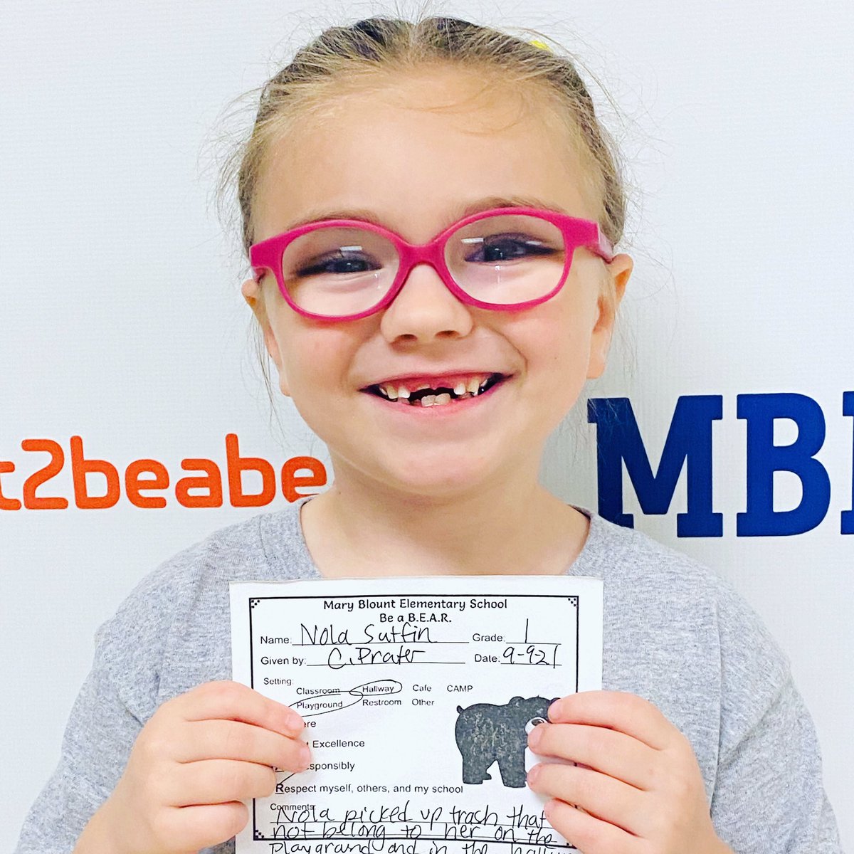 MaryBlountK5's tweet photo. Acting Responsibly and Respecting Your School is the reason that 1st grader, Nola Sutfin, is today’s “Bear of the Day”. Nola picked up trash that did not belong to her on the playground and in the hallway. 🤩 Awesome job, Nola! 🐻 #bearpawed #waytogobears🐻 #great2beabear https://t.co/2NaF6i5u0l