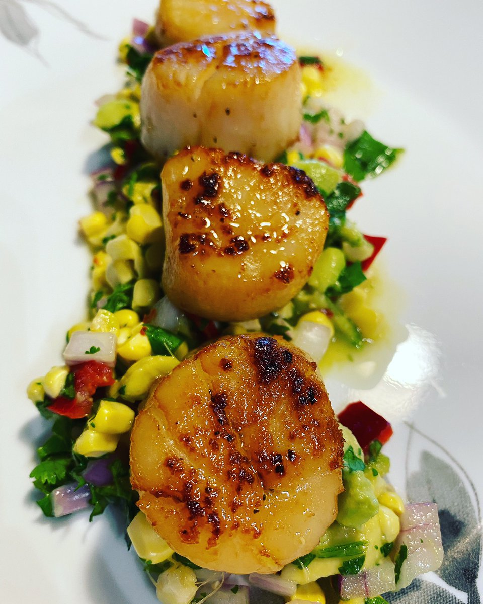 ChefAshley15's tweet photo. Pan seared scallops and homemade corn salsa and red onion and peppers #scallops #chefashley #seafood #cookingathome #passionforcooking #foodporn https://t.co/mP2mjzYVRx