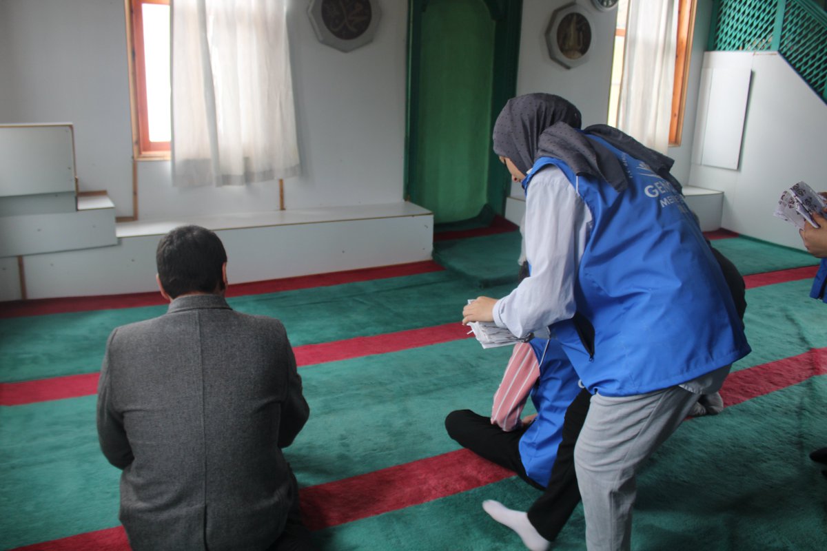 Üzerine güneş doğan en hayırlı gün cuma günüdür. Gönüllü gençlerimizle birlikte cuma namazına iştirak Sarnıç Köyü halkına tek kullanımlık seccadelerimizi dağıttık.