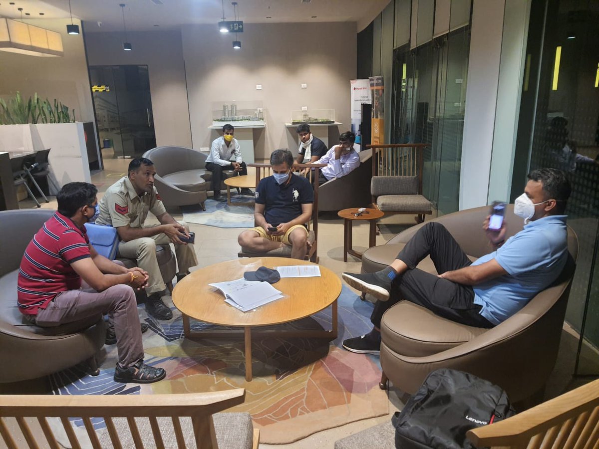 DEEPAKKAHUJA's tweet photo. #Gurgaon सुबह से हो गई रात, नहीं मिल रहा कोई जवाब। खरीदारों ने @GroupVatika पर @gurgaonpolice की मदद से दबाव बनाने का लगाया आरोप। 10 साल पहले बुक करवाया था प्लॉट, अब तक नहीं दिया पजेशन। 

- क्या जमीन #Vatika के पास नहीं है?
- जमीन क्लियर नहीं थी तो @dtcphry ने कैसे लाइसेंस दिया? https://t.co/jkG8mcV5XZ
