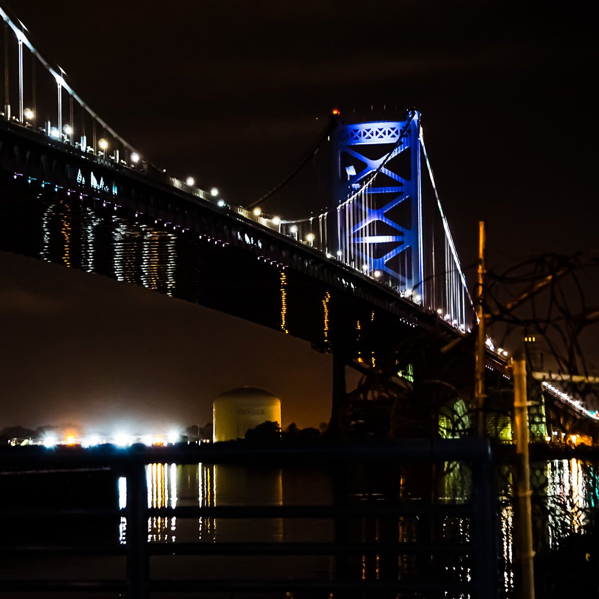 A night at the Benjamin Franklin Bridge #urbanphotography #benjaminfranklinbridge #bridges #bridgesofphilly #cityofphiladelphia #citynights #latenightphillywalks #NightPhotography #phillybridges #PHLphoto #phillystreetphotography