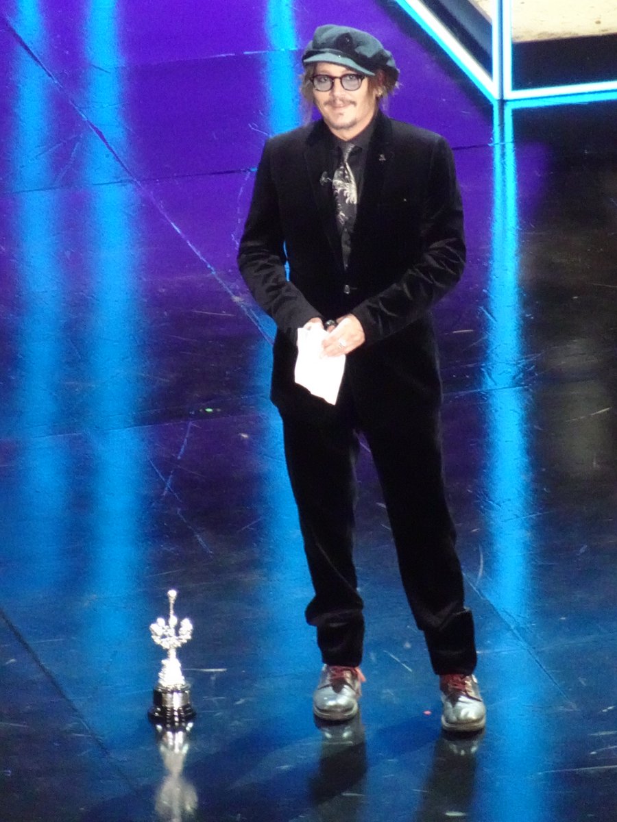 caducia's tweet photo. #JohnnyDepp recevant son prix pour l'ensemble de la carrière au festival de #SanSebastien #donostia #SSIFF69 https://t.co/7myIEQb3WP