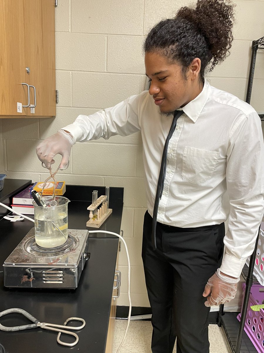 CHSScienceLady's tweet photo. Testing for Biomolecules 
#biology #biomolecules #onramps #chs_lions https://t.co/9lEe6uRijm