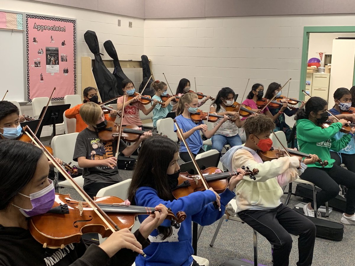 Promoting good posture with a candy challenge!! 🍬⁦@MsLanaOrch⁩ #MIStrong #MasonMoment