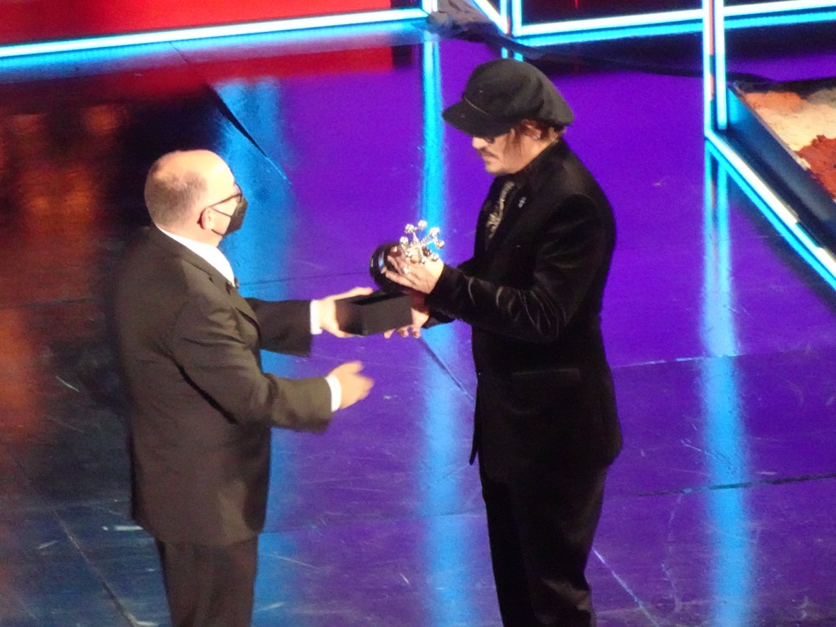 caducia's tweet photo. #JohnnyDepp recevant son prix pour l'ensemble de la carrière au festival de #SanSebastien #donostia #SSIFF69 https://t.co/7myIEQb3WP