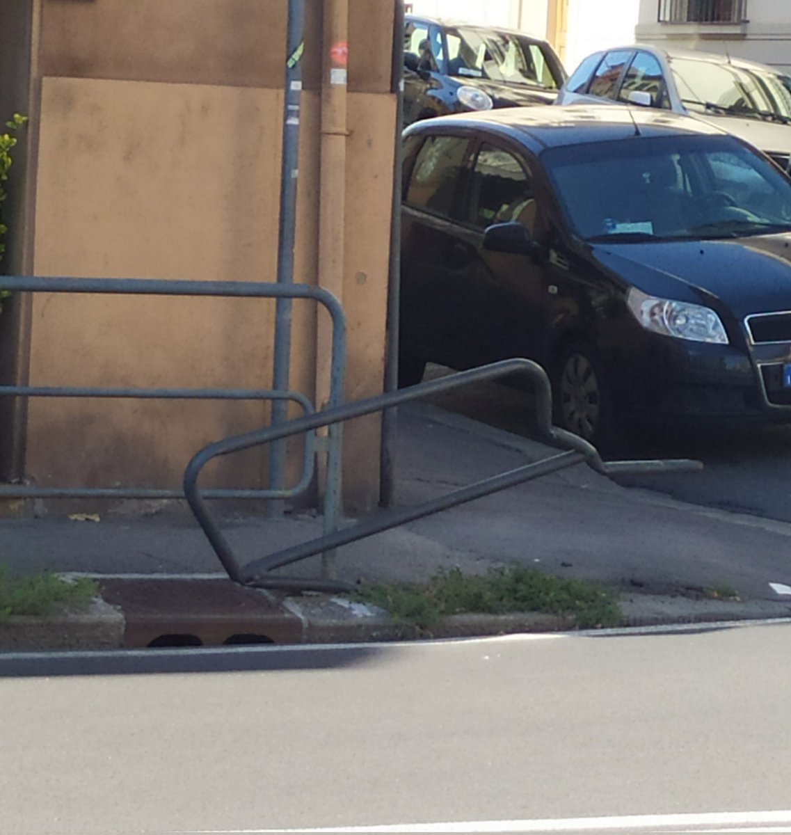 SanJacopino's tweet photo. Via Toselli /Boccherini  
Nuovamente un altro  #parapedonale 
Divelto da ignoti 
Rimasto in modo pericoloso 
Abbiamo effettuato opportuna segnalazione alla #Poliziamunicipale 
Che è intervenuta prontamente per mettere in #sicurezza 
@SanJacopino  @comunefi https://t.co/CMtVvbLr3H