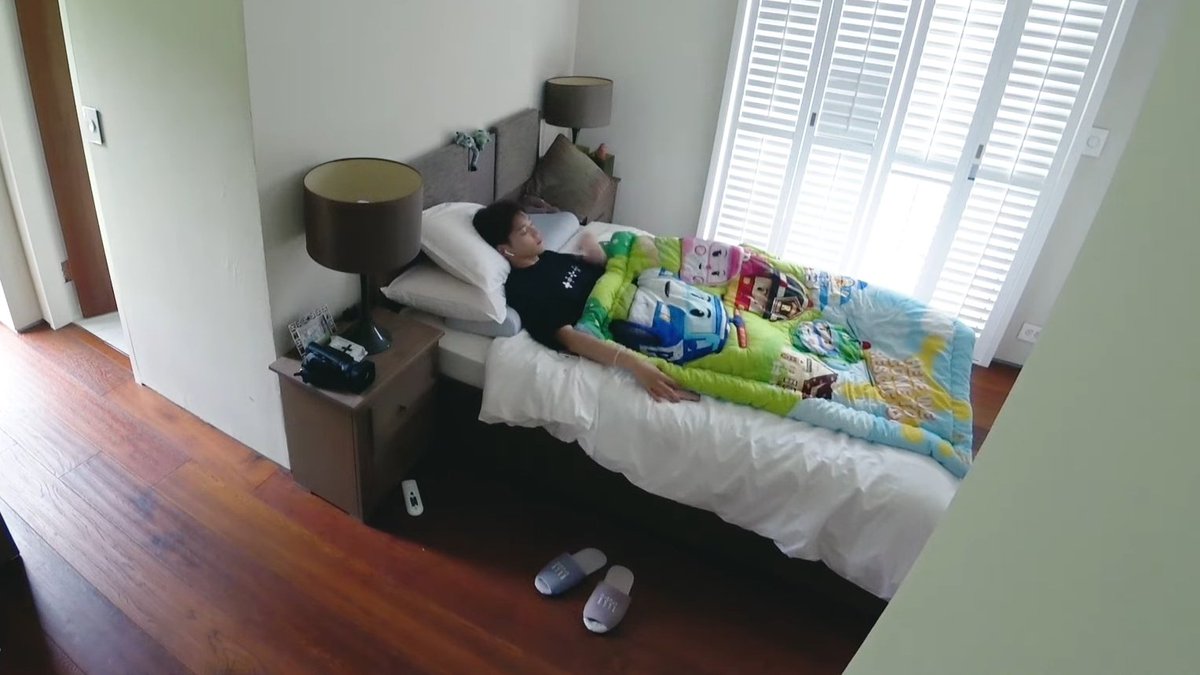 อันนี้เหมือนผ้าห่มที่แม่คิดว่าเข้ากับของทุกอย่างในห้องเราอะ พอเราพยายามอธิบายว่ามันไม่ได้ แม่ก็งงว่ามันไม่คุมโทนตรงไหน แม่ซื้อมาให้แล้วก็เอาไปใช้หน่อยซิ  5555555555555555555