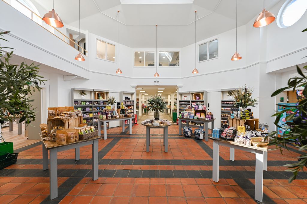 VanHage's tweet image. Exclusive to Van Hage Great Amwell!
Our new #FoodHall with a traditional #farmersmarket style is open now, featuring a fresh #meatcounter, #bakery, #delicatessen and a wide range of products from British and #artisanproducers.
Explore here - bit.ly/39DDQ0A
