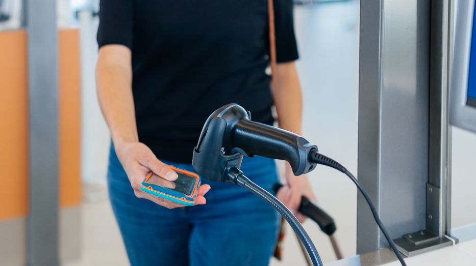 FlyYYC's tweet photo. YYC is leaning on new technologies to provide guests and staff with a more contactless airport. Passengers now have contactless options for bag tag printing, bag drop, ID checks, and parking payment. #FlyHealthyYYC #Travel #Aviation https://t.co/FsCB8vWQWK