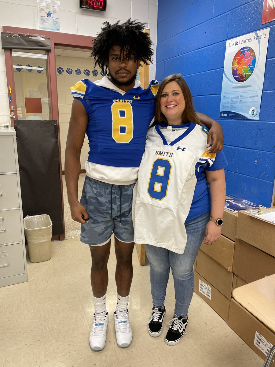 KBethea8's tweet image. Student athlete thank you to all the teachers and staff at Oscar smith high school for welcoming me with open arms and giving me the best highschool education possible #foreveratiger ( took mask off for the picture)