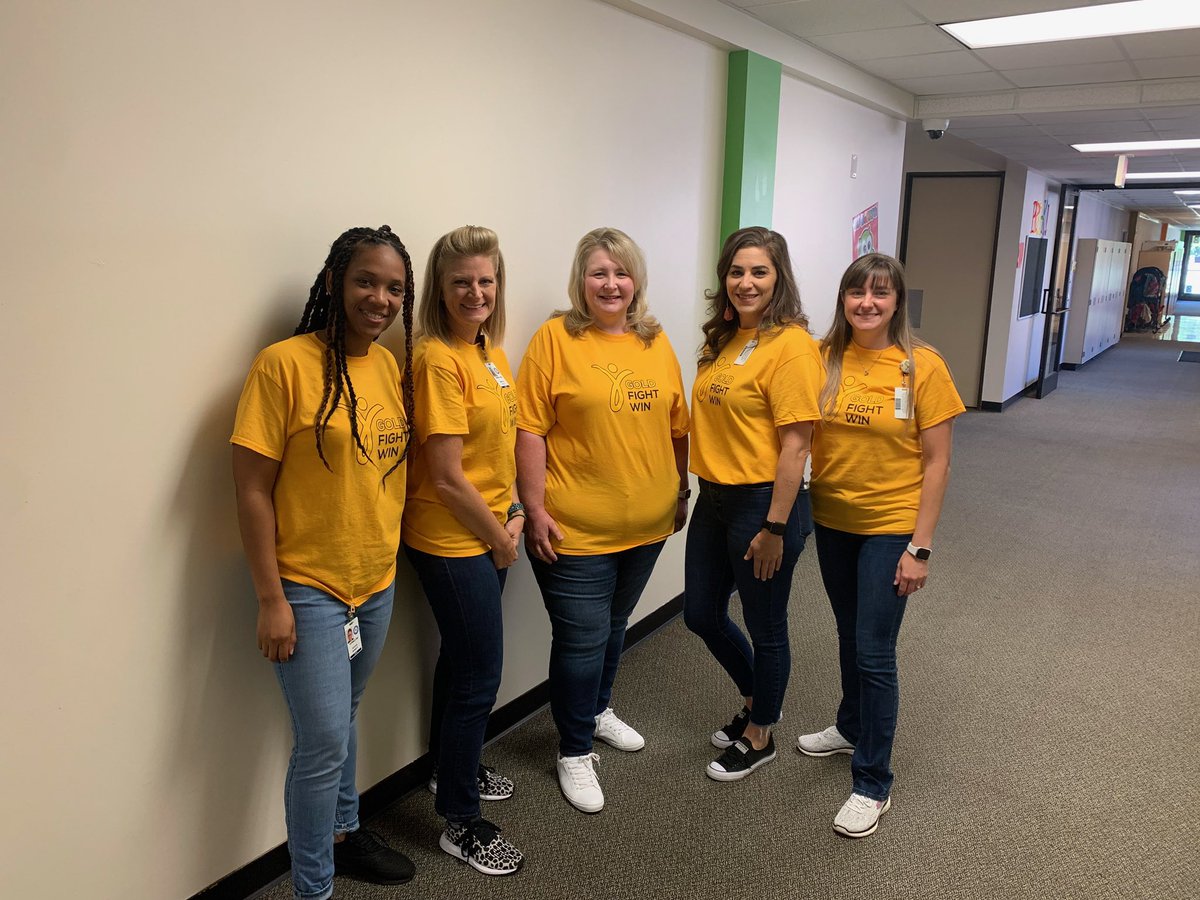 HumbleISD_OE's tweet photo. Supporting Gold, Fight, Win against childhood cancer and @HumbleISD_AHS in the game tonight!! https://t.co/BrPO78MWIv