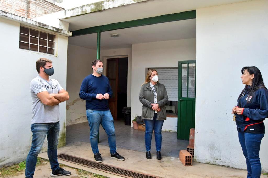 ValeriaArata's tweet photo. 🤜🤛 Nos recibió Natalia Eusebi Jefa de Taller, y los profesores Manuel González y Fernando Marcilla.

👏Nos contaron cómo confeccionan y perfeccionan el auto y los conocimientos que aplican. 

Les deseamos todos los éxitos ✊‼️ https://t.co/9U6jhUnrgz