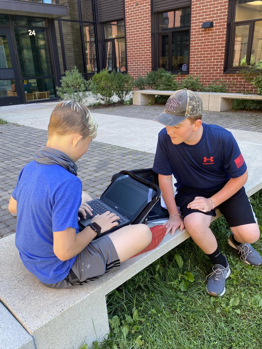 awfrench1's tweet photo. #seventhgradescholars researching, collaborating, & producing eco-friendly PSAs @FCMSPrincipal
#FunFriday ๐#EcoFootprints ๐ฃ
#StudentDirectors ๐ฌ
#StudentArtists ๐จ https://t.co/f2axT0AWae