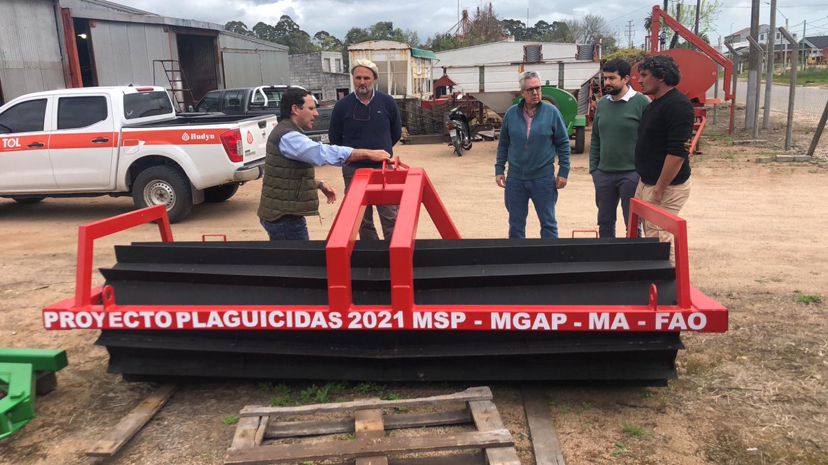 FAOUruguay's tweet photo. 📷Este rolo es tecnología fabricada en #Uruguay. 

💡Permite controlar malezas y disminuir el uso de herbicidas antes de plantar de nuevo

ℹ️El #ProyectoPlaguicidas de @FAOUruguay @MAmbienteuy @MGAPUruguay @MSPUruguay trabajó con la Metalúrgica José A. Rodríguez 

[sigue hilo 👇🏽] https://t.co/fcagvPqbno
