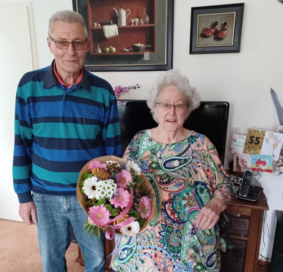 Oud dorpsgenoten Derk en Matha Wieringa zijn vandaag 55 jaar getrouwd. De familie woont sinds 16 jaar in Loppersum aan de fruitlaan. Namens de redactie Gefeliciteerd.