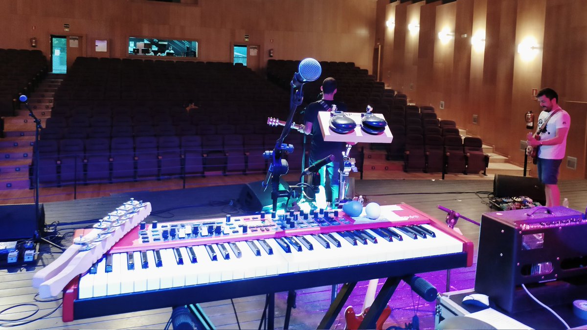 Paula_G_Esteban's tweet photo. De los #datos a #conciertos y tiro porque me toca 😜🎶 Esta noche @vermubanda en Herencia (CR)!! #setlive #setmanchego #coros #coristayloquesurja #indiefolk https://t.co/jix4JIXG00