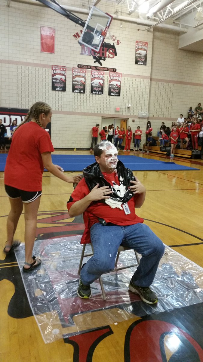 jonesmath12's tweet photo. Remember when we could do really cool things together with no masks @ApShipp @mchsmustangs https://t.co/pLeoKGcDcr