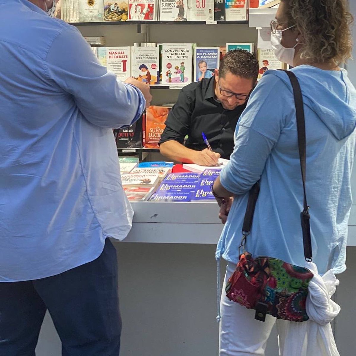 davidbarreda_db's tweet photo. Feliz de haber participado 
en la #FLMadrid21 
presentando 
#ElFormador5.0 

Con @lideditorial @AlmuzaraLibros 

@FLMadrid 😉👌🏻
#laferiadelreencuentro https://t.co/b2iTwhYmgE