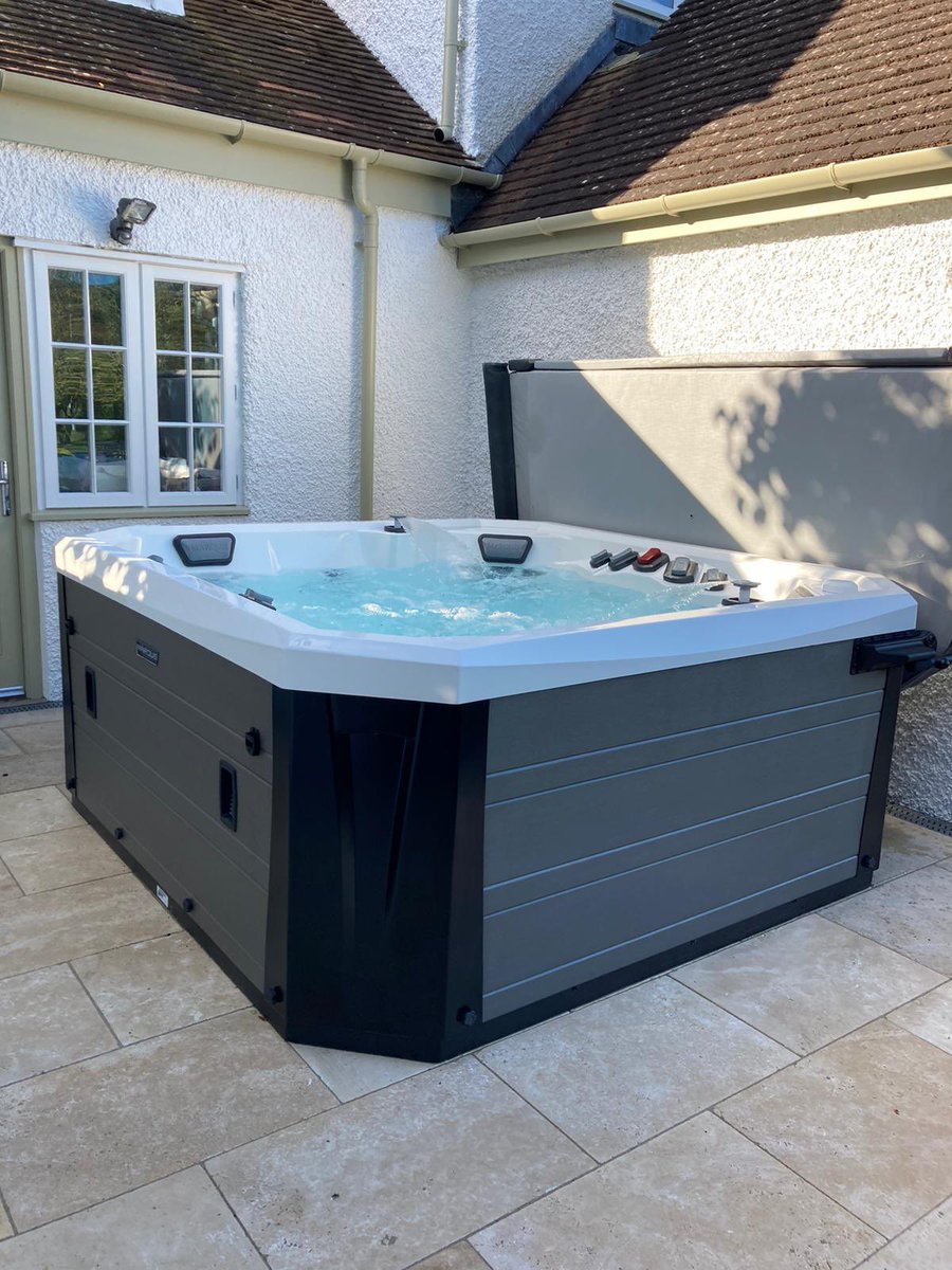 HotTubsOx's tweet photo. When that little spot in the garden is calling for a hot tub.....
Itβs got to be done!π―
Another stunning install by #teamhto πͺπ» another happy customer!!!π₯
#weekendstartshere https://t.co/jp14Flsz4V