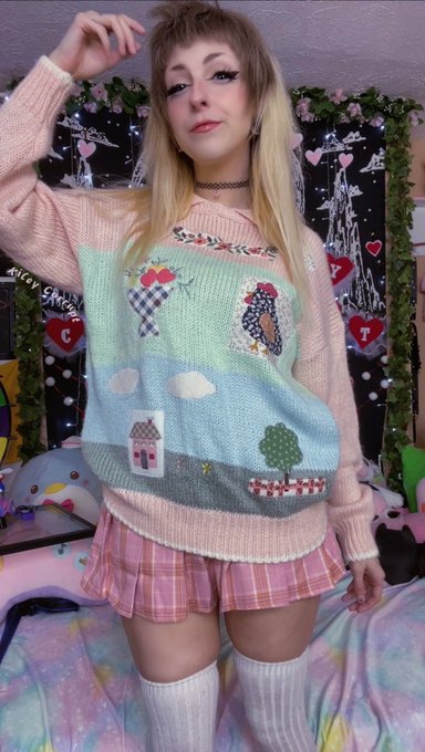 Thank the thrift store for this look https://t.co/UW5wu8tcqW<a href="/tag/mvsales"class="tags"><span>#mvsales</span></a>