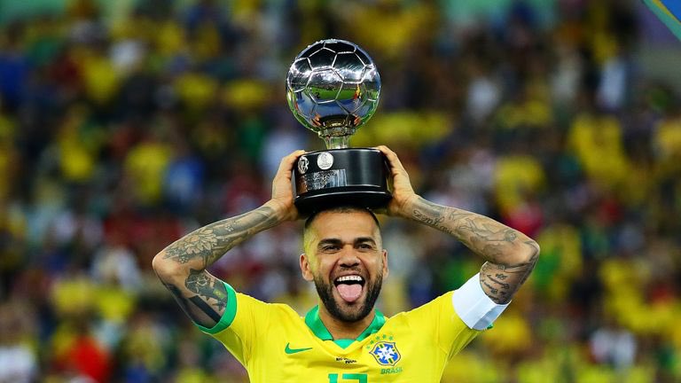 Dani Alves officially announces that he has decided to NOT to join any club until the end of the year. He remains a free agent as he won’t sign for any club for the rest of this year. 🇧🇷 #DaniAlves

He received four official proposals but he’ll be back in 2022.