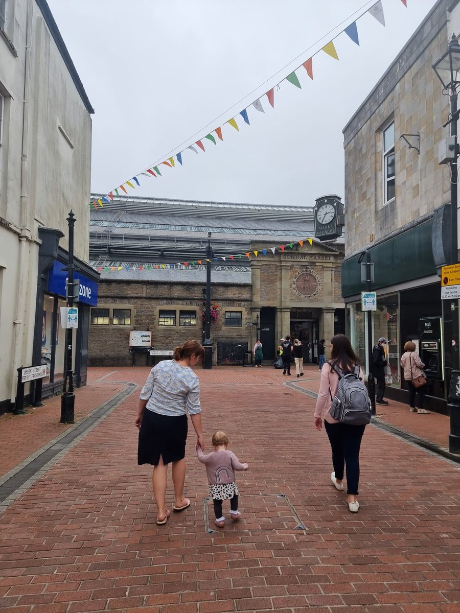 Cllrleannejones's tweet photo. Lovely to see the town busy this afternoon many people shopping or having some refreshments, flags are looking great @NeathTCouncil I convinced my cousins to be my models in the picture π
@NPTCouncil
@Jeremy_Miles
@SWPNeathPTalbot
#NeathTogether https://t.co/REHJCfttmO