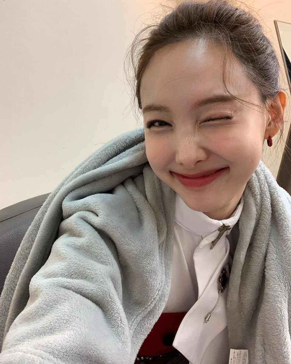 nyaeonyny's tweet photo. behind all of the bewitching and graceful attire for Perfect World, here I still show the winsome and lovely aspect that I have naturally. is it possible to call this duality? a simple yes is the only answer I will accept to this query! by the way, Momo uploaded this. https://t.co/eGx6aX6wOS