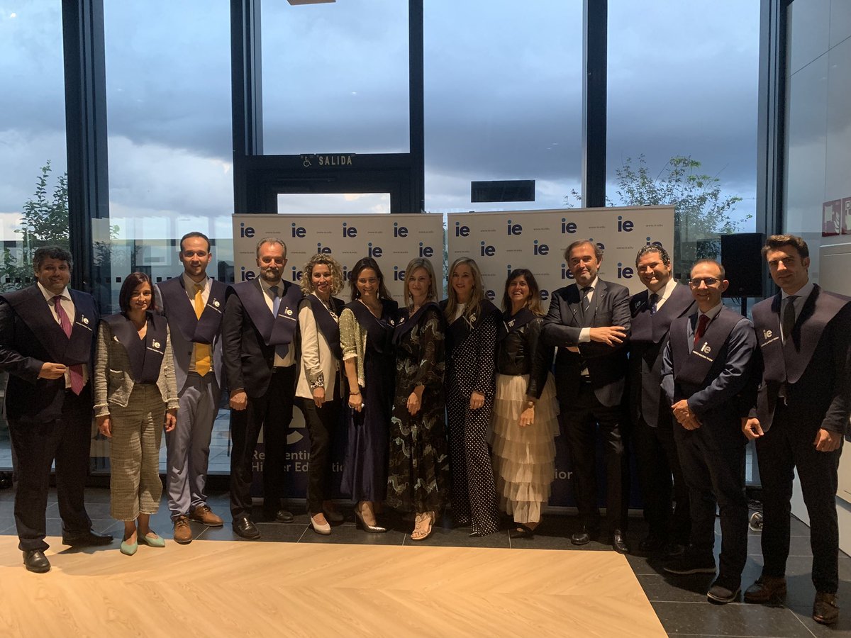 IEExecutiveEdu's tweet photo. Finaliza el acto con todos los nuevos alumnis graduados.
 
Deseamos que haya sido una experiencia excelente y que todo el valor y los conocimientos adquiridos os lancen en vuestra trayectoria profesional. Desde ahora, siempre seréis #ImparablesIE.
 
#GraduaciónAMPIE https://t.co/o9UD8Oo7qq