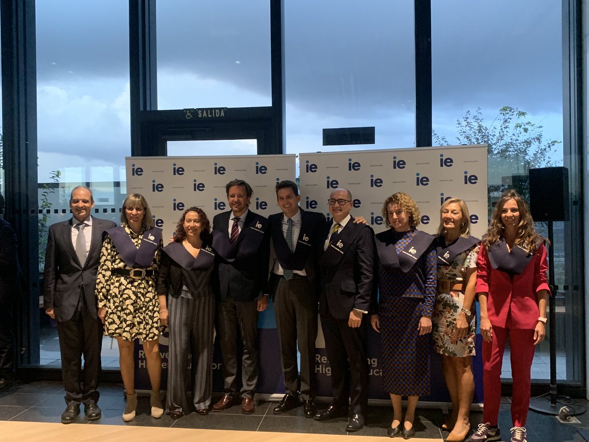 IEExecutiveEdu's tweet photo. Finaliza el acto con todos los nuevos alumnis graduados.
 
Deseamos que haya sido una experiencia excelente y que todo el valor y los conocimientos adquiridos os lancen en vuestra trayectoria profesional. Desde ahora, siempre seréis #ImparablesIE.
 
#GraduaciónAMPIE https://t.co/o9UD8Oo7qq