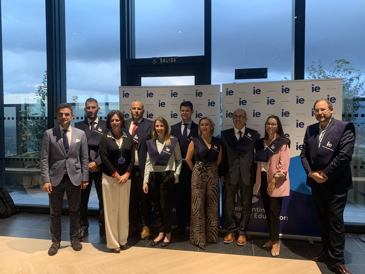 IEExecutiveEdu's tweet photo. Finaliza el acto con todos los nuevos alumnis graduados.
 
Deseamos que haya sido una experiencia excelente y que todo el valor y los conocimientos adquiridos os lancen en vuestra trayectoria profesional. Desde ahora, siempre seréis #ImparablesIE.
 
#GraduaciónAMPIE https://t.co/o9UD8Oo7qq