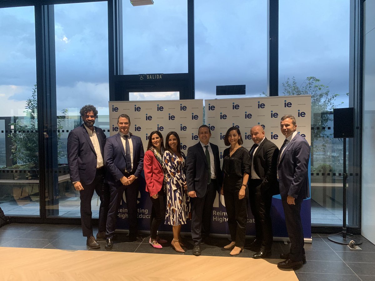 IEExecutiveEdu's tweet photo. Finaliza el acto con todos los nuevos alumnis graduados.
 
Deseamos que haya sido una experiencia excelente y que todo el valor y los conocimientos adquiridos os lancen en vuestra trayectoria profesional. Desde ahora, siempre seréis #ImparablesIE.
 
#GraduaciónAMPIE https://t.co/o9UD8Oo7qq