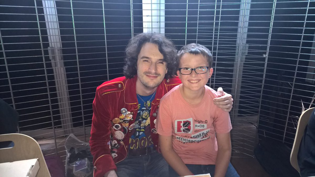 Creeprother's tweet photo. @RoiLennon
2013, c'était un déguisement de ton skin Minecraft. 2015, c'était toi en personne ( Ouah la gueule de dégénéré que j'ai )
Et maintenant 2021, c'est #LaForteresseDuChaudronNoir ! Vraiment hâte de pouvoir le lire !
1/2 https://t.co/3b80iqjK2m