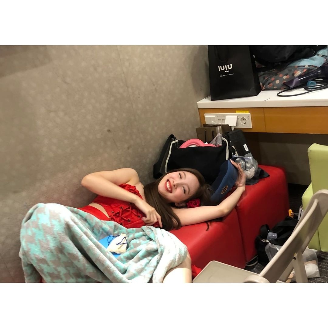 nyaeonyny's tweet photo. what would you do if someone secretly seeking to take a picture of you while you were having your best time to loosen up in the midst of a hectic schedule? 
p.s.: you only have two choices, scold the them, or simply smile like I did in front of Sana's lens. https://t.co/oMPDCsRz6Q